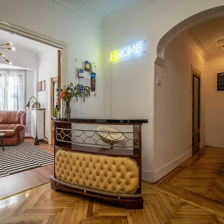 Hihome Uria بيت شباب *