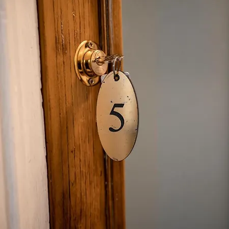 Hihome Uria بيت شباب اوفيدو